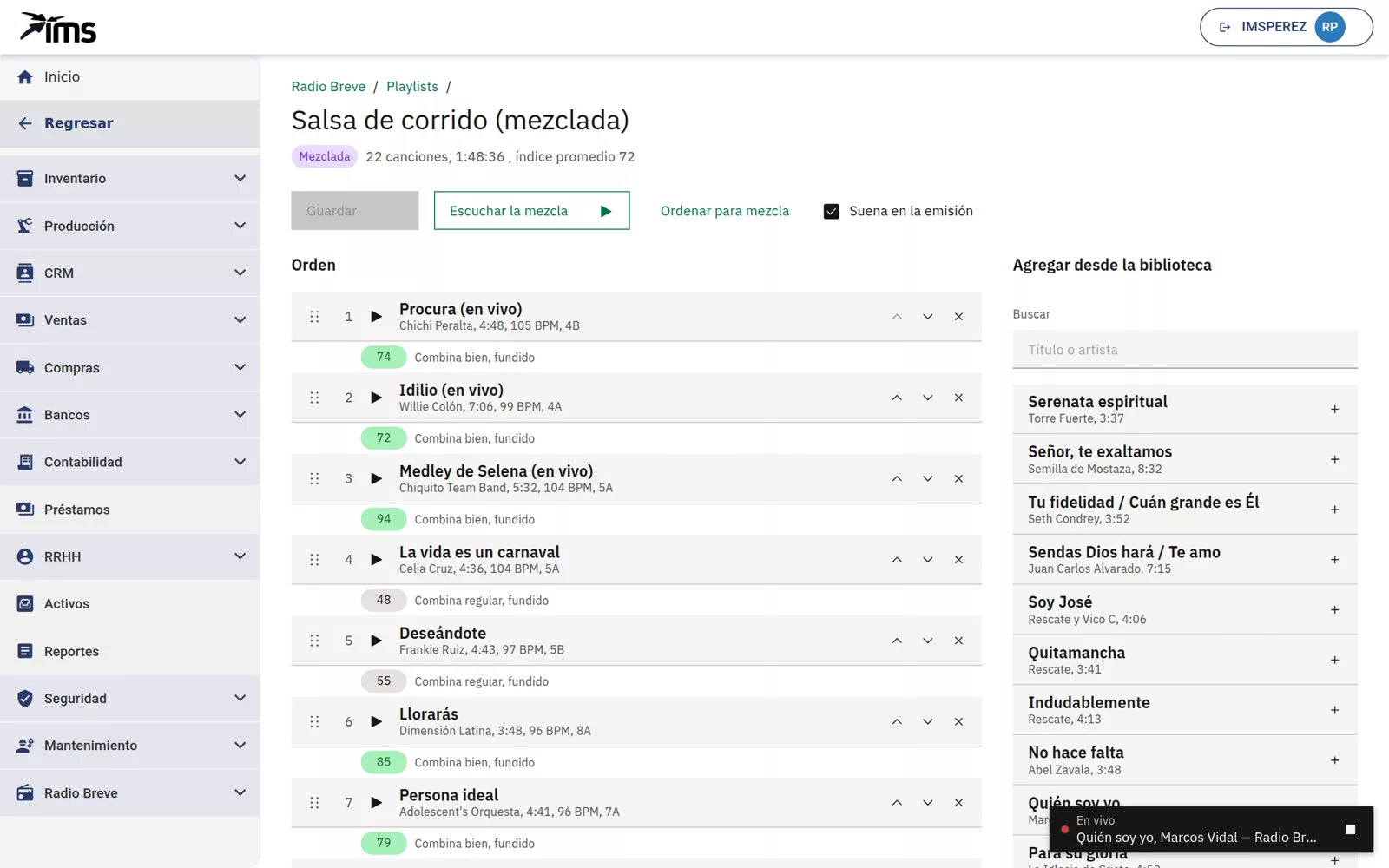 El editor de una playlist mezclada: las canciones en orden con el índice de combinación entre cada par y la biblioteca a la derecha